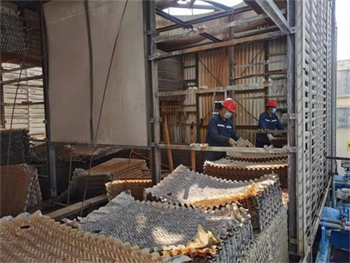 為何冷卻塔里的噴淋水需要更換？